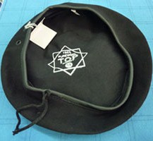 beret-hitam