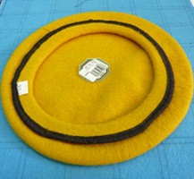 beret-kuning